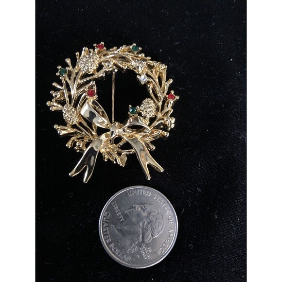 Vintage Rare Goldtone Pinecones Green & Red Rhinestone Christmas Wreath Brooch - Picture 6 of 6